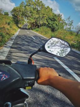在整个巴厘岛上为了拍摄方便全程骑摩托车